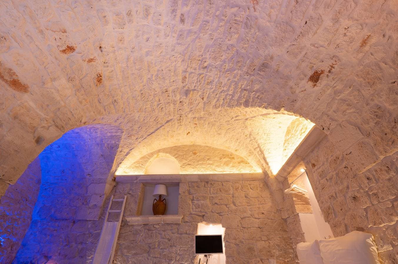 Foto 10 von 21: Ferienwohnung "Suite Nino - Ceglie Messapica" mit Privatem Innenpool, Whirlpool und WLAN