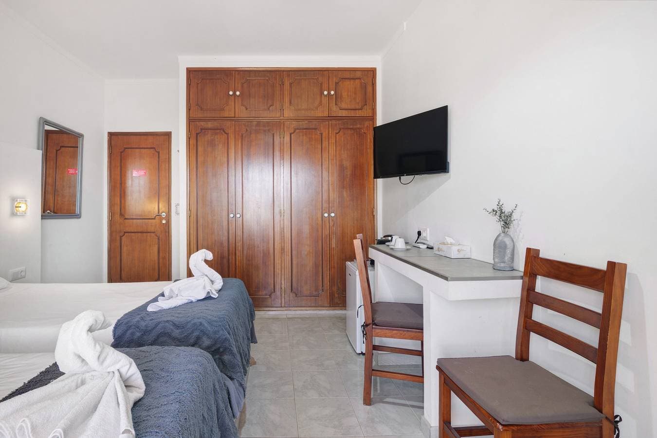 Foto 12 von 22: Zimmer 'South Side Guesthouse - Quarto E' mit Gemeinschaftspool, WLAN und Klimaanlage