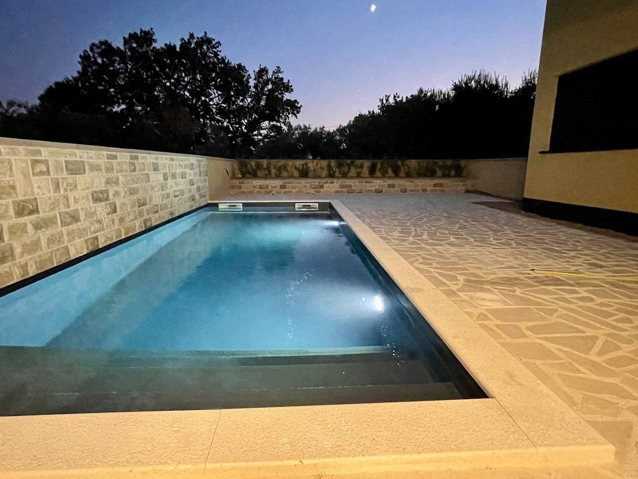 Geschmacksvolle Ferienwohnung mit Pool nur 60 m vom Strand für bis 5 Personen 1