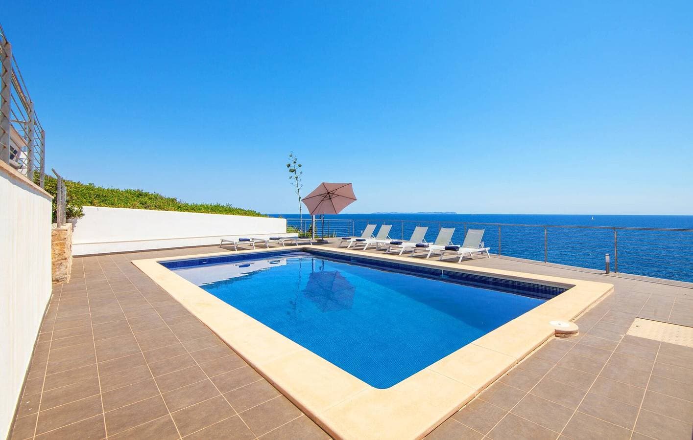 Foto 5 von 57: Apartment mit Meerblick, Pool und Küche in der Nähe des Strandes Cala Pi