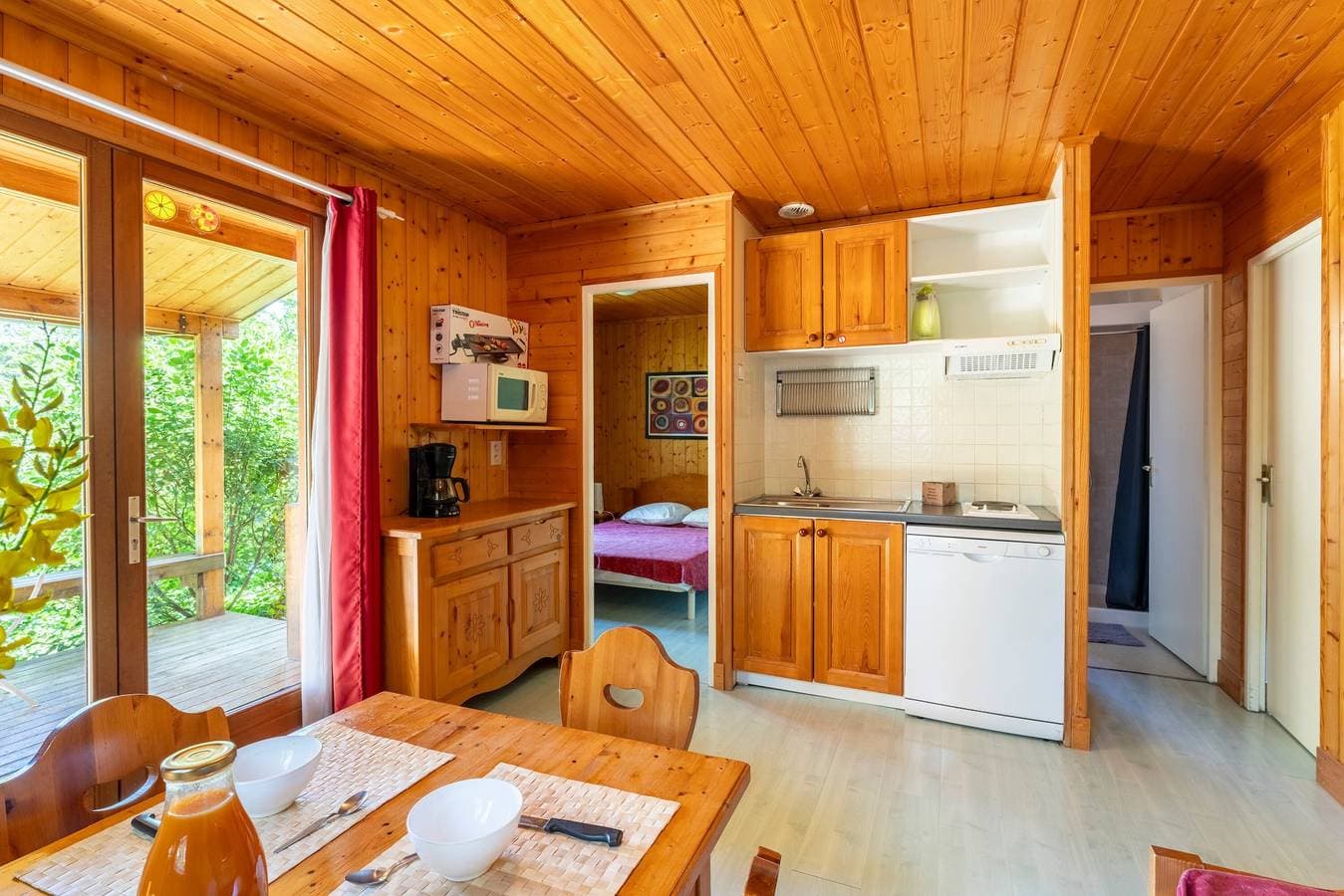 Foto 7 von 28: Chalet 'Gite Lavande' mit Gemeinschaftspool, privater Terrasse und WLAN