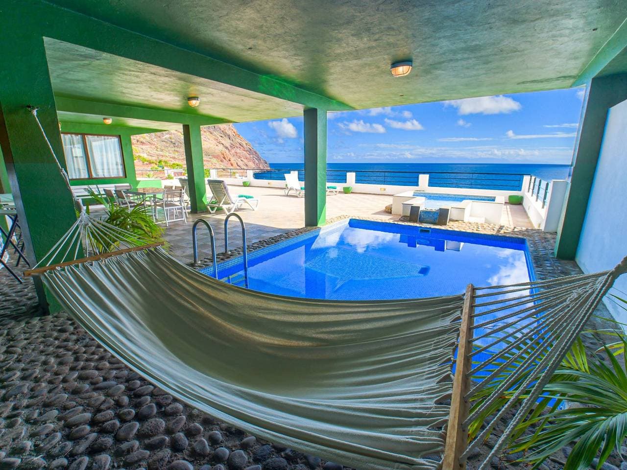 Foto 8 von 38: Zweitstöckiges Ferienvilla mit Terrassen, Pool, Sauna sowie herrlichem Berg- un