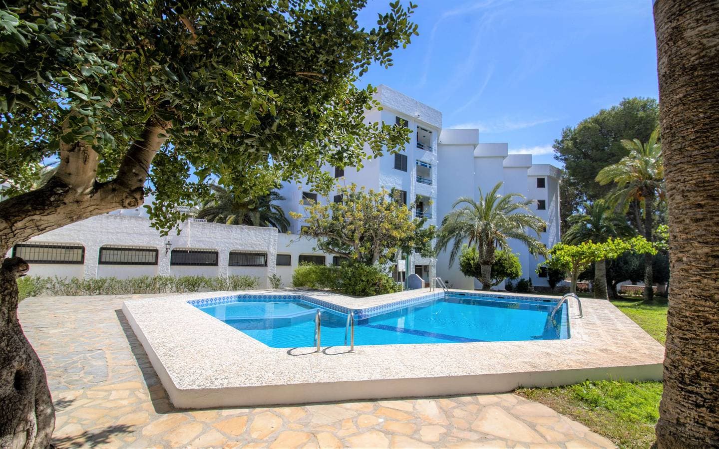 Foto 2 von 17: Las Fuentes Beach Studio - Piscina y jardín