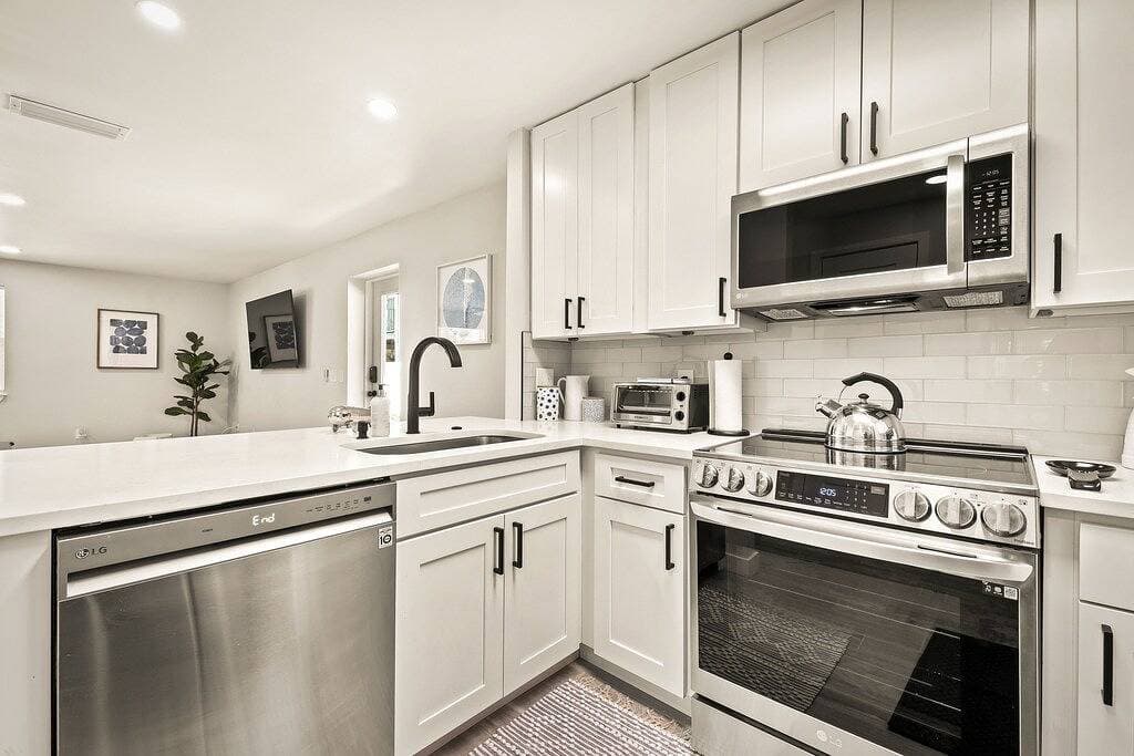 Foto 8 von 18: Modern 1-Bedroom Beachside Retreat Steps to the Beach