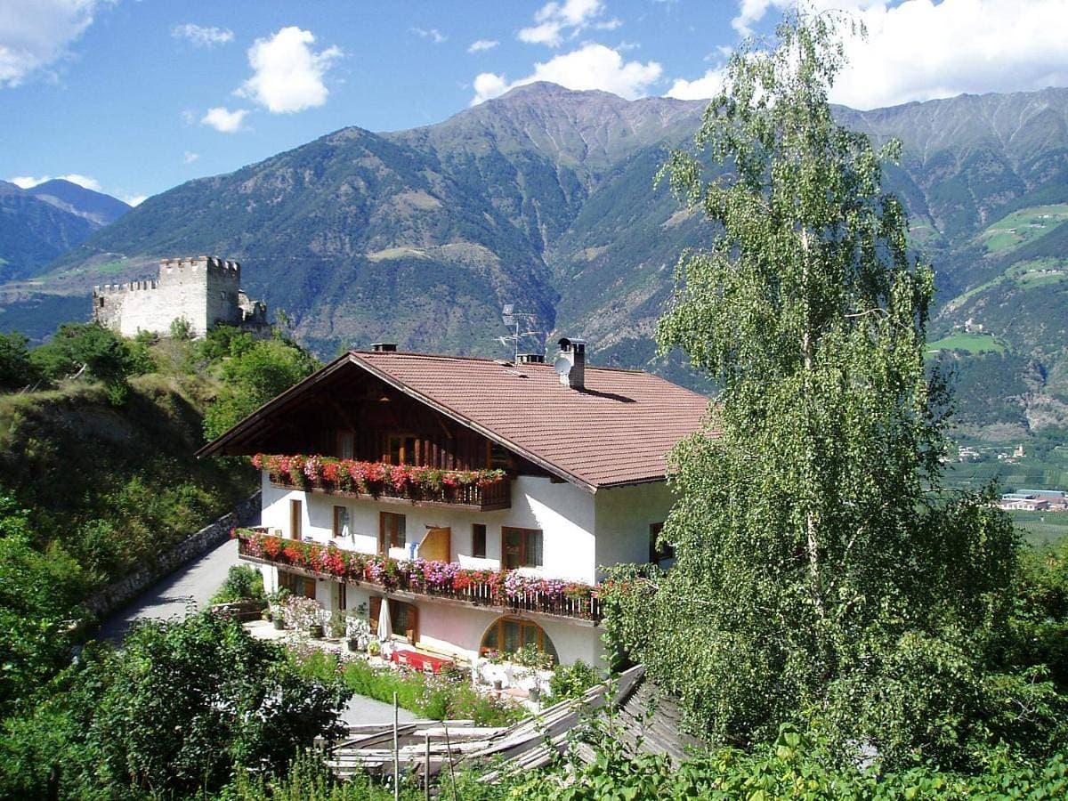 Schlosshof zu Montani 1