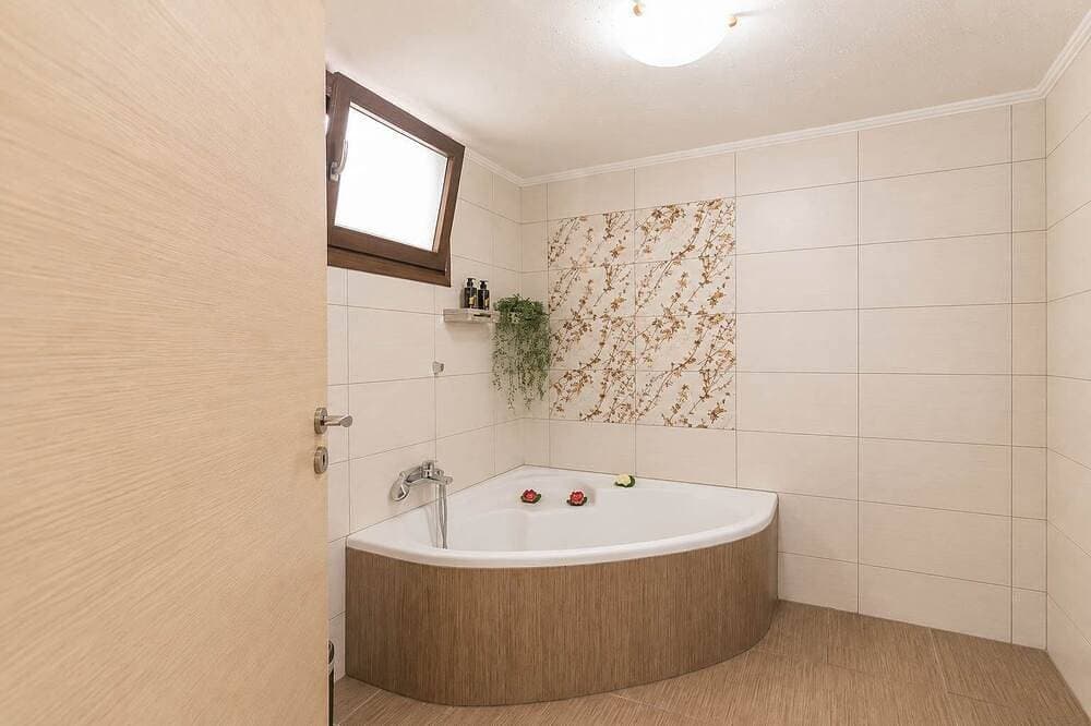 Foto 8 von 30: Fems | Luxury 3-Level Home w/ Private Jacuzzi