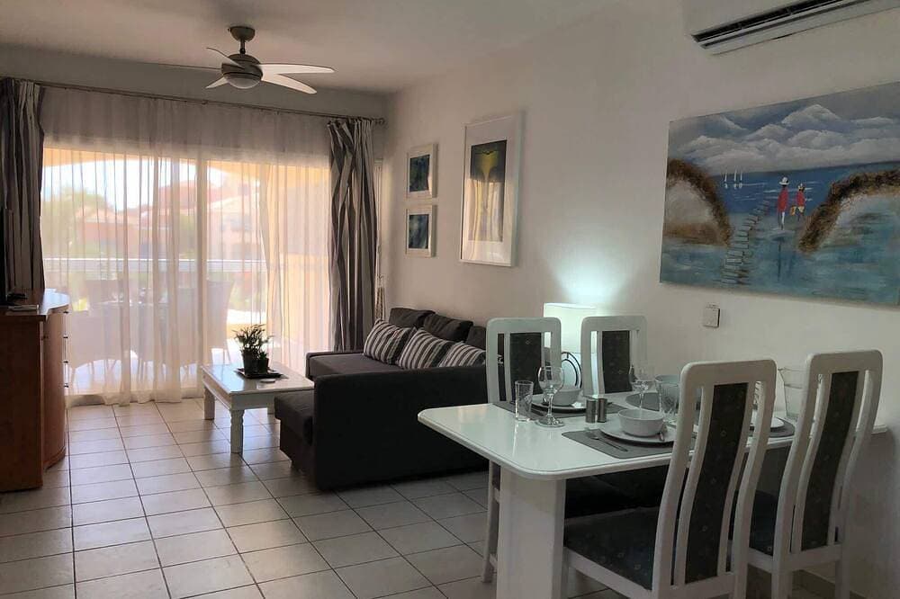 Foto 11 von 19: Limnaria: Modern 1 Bed, Pool Views, 5min To Beach