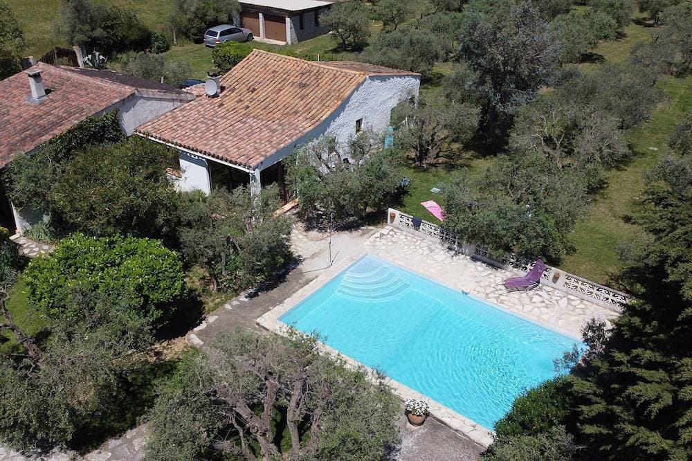 Ferienhaus auf parkähnlichem Privatanwesen mit Pool bei Arles in der Provence 1