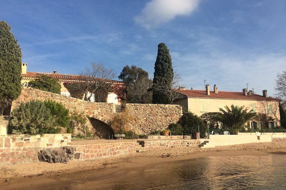 Foto 2 von 5: Maison historique les pieds dans la Méditerranée!