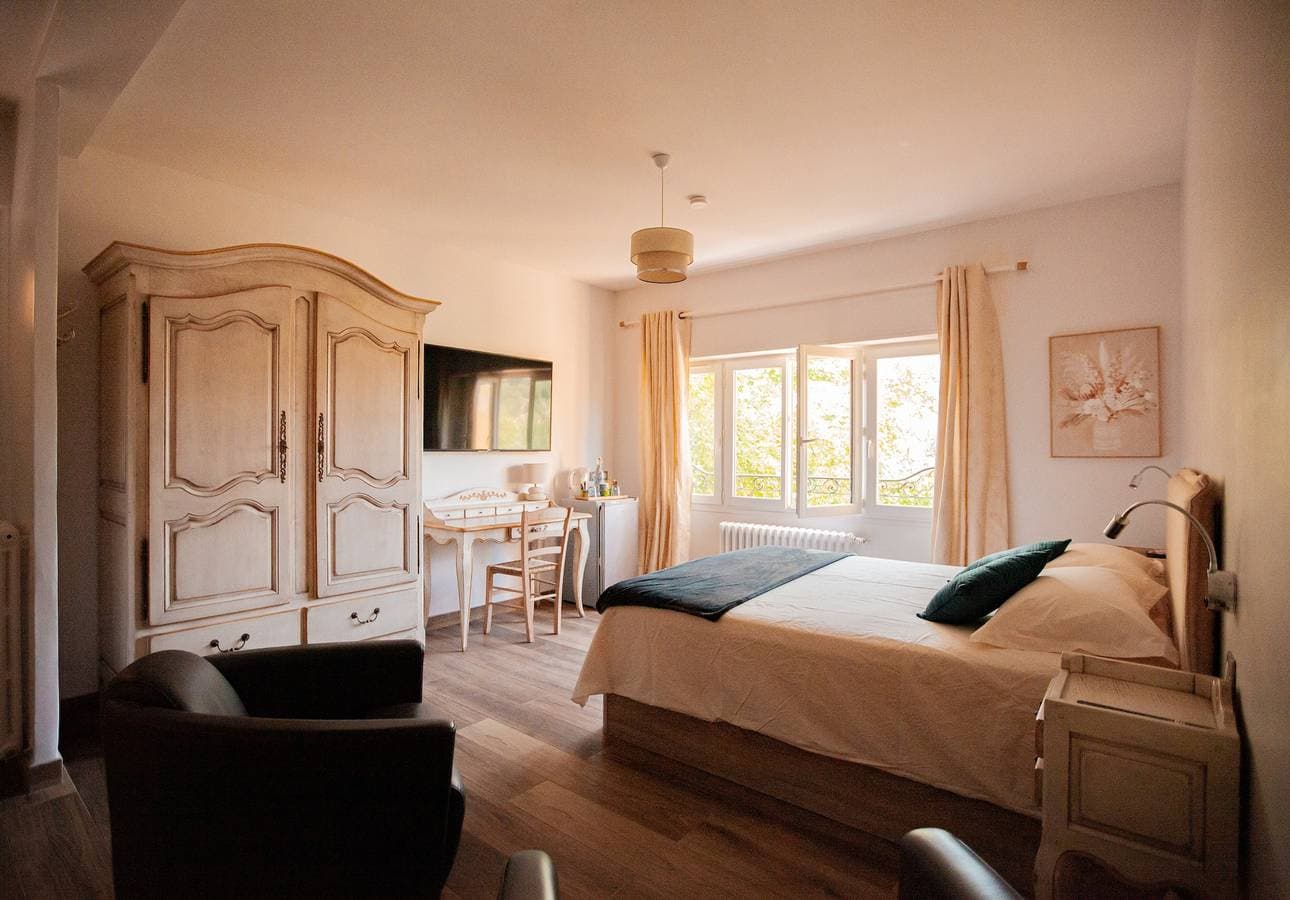 Foto 2 von 45: Chambre Iris 22 m² klimatisiert im Obergeschoss, Gemeinschaftsküche, -wohnzimmer & Garten