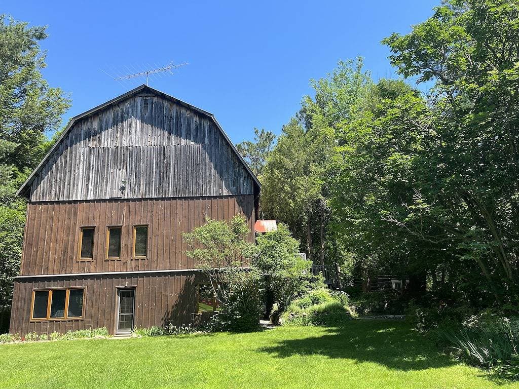 Foto 12 von 28: Die Scheune - ein Treffpunkt, 80 Hektar am Gatineau Park