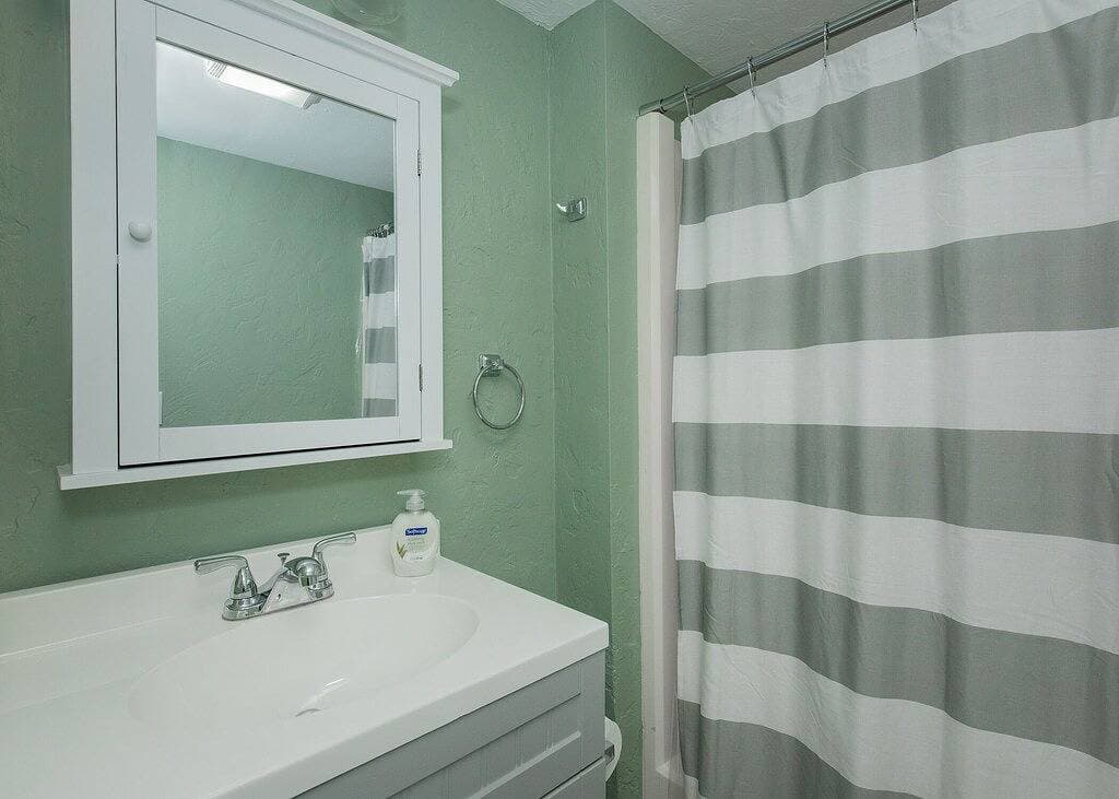 Foto 6 von 13: Great Location Great Value! 4 bedroom 2 full bath home in East Village