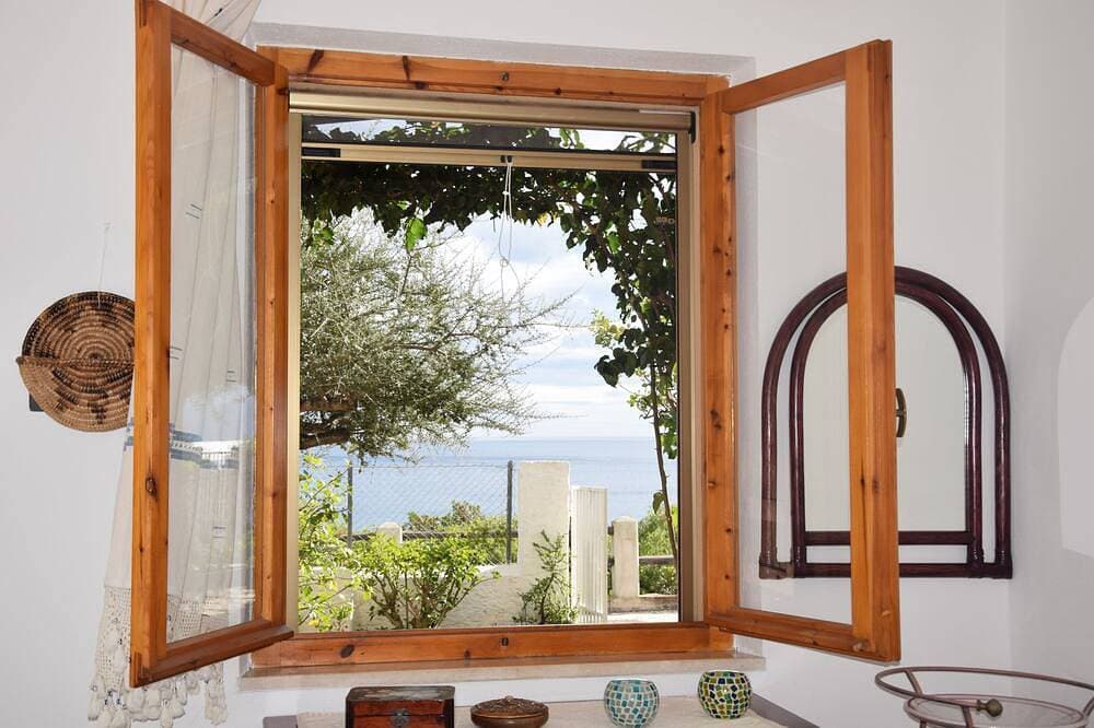 Cozy house facing the sea 1