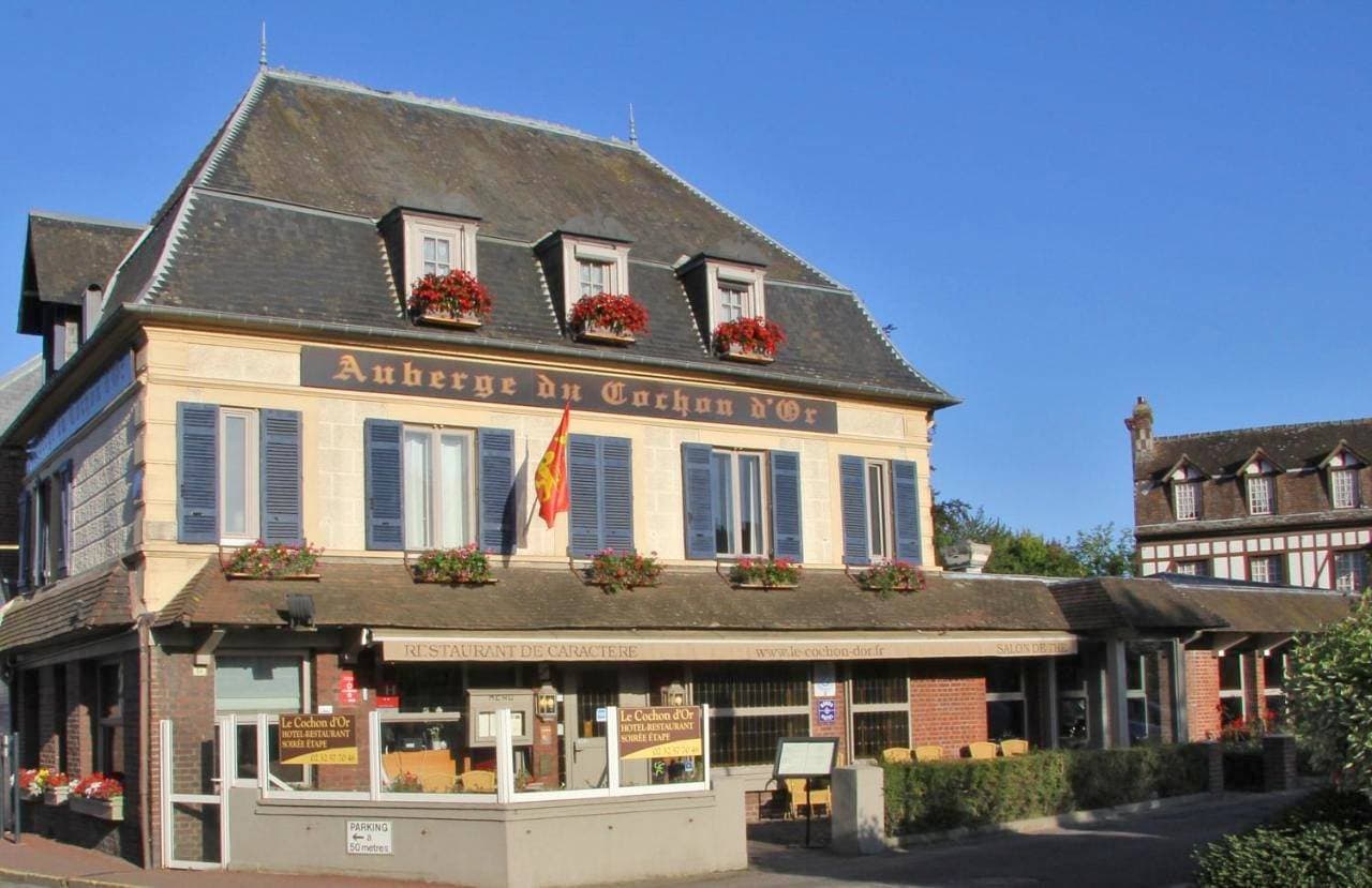 Logis Hôtel Restaurant LE COCHON D'OR 1