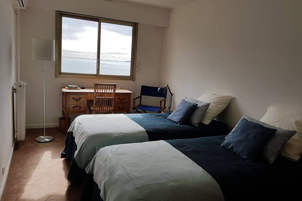 Foto 3 von 30: Renovierte Wohnung 2018; Balkon mit Blick aufs Meer, drei Zimmer (76m2), privater Park