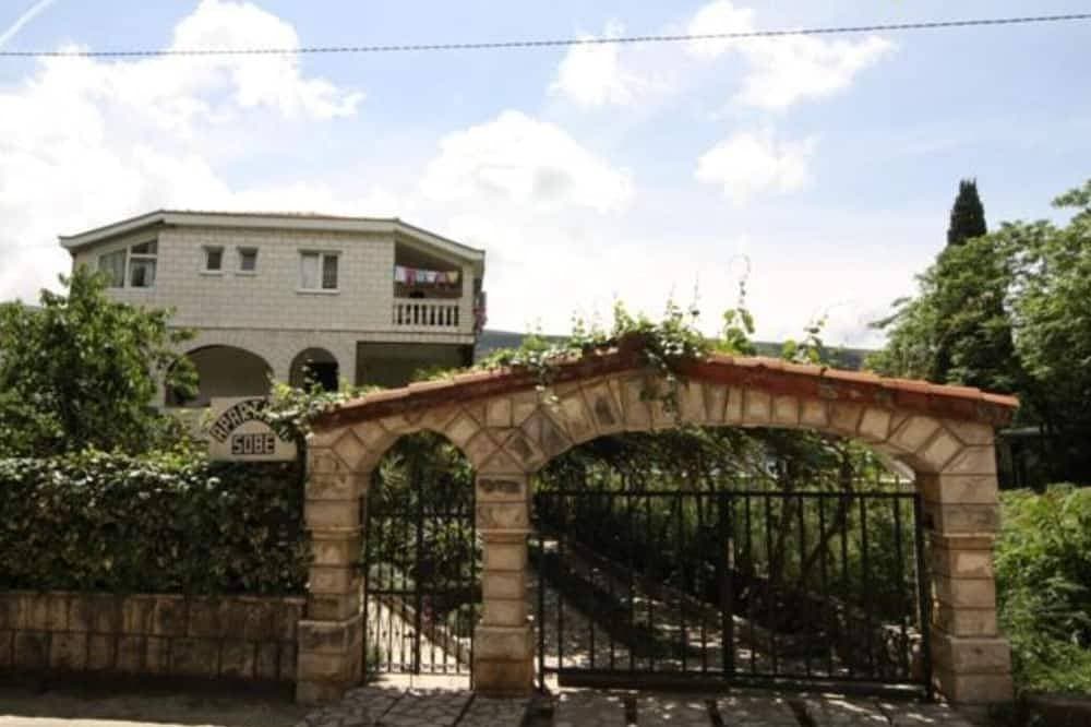 Apartments Roza - One Bedroom Apartment with Garden and Sea View 1