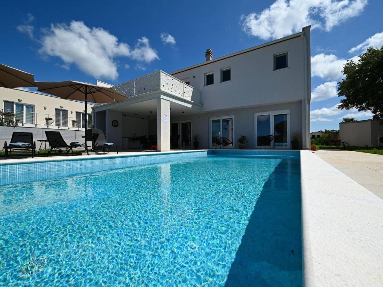 Foto 12 von 70: Four-Bedroom Villa