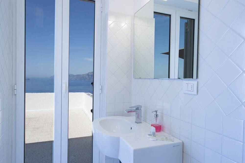 Foto 8 von 30: Schüchterner Praiano mit Blick auf Capri und Positano