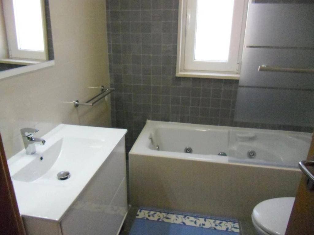 Foto 4 von 5: Five-Bedroom House