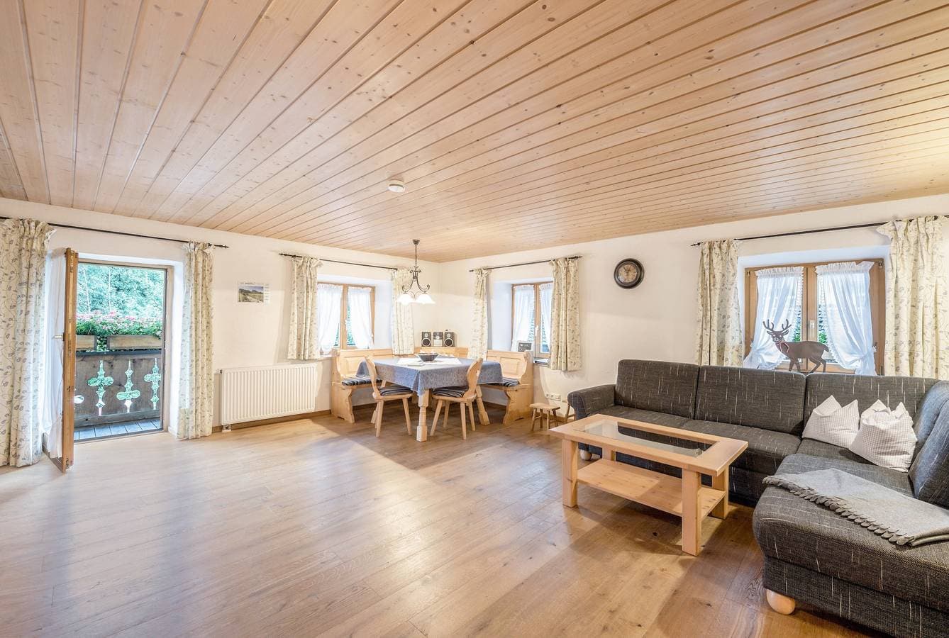 Foto 2 von 25: Ferienwohnung Waxenstein mit Balkon, Bergblick und WLAN