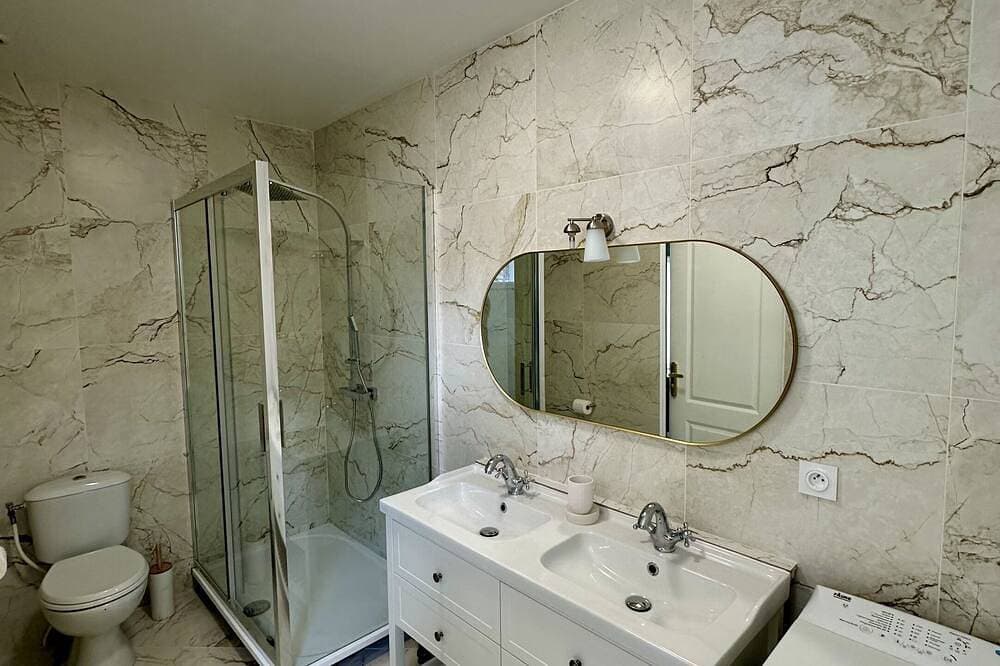 Foto 9 von 30: Villa-Superior-Ensuite mit Badewanne und Dusche-Meerblick