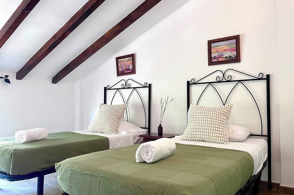 Foto 6 von 28: Country House with a Jacuzzi, Pool, and Spectacular Mountain Views