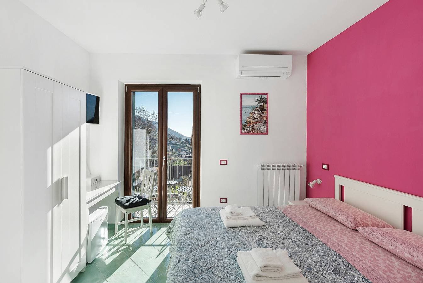 Foto 5 von 29: Zimmer 'Coast 2 Coast - Atrani' mit Meerblick, WLAN und Klimaanlage
