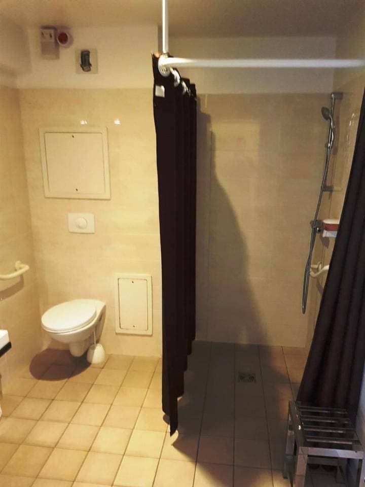 Foto 6 von 9: Twin Room with Shower - Disability Access