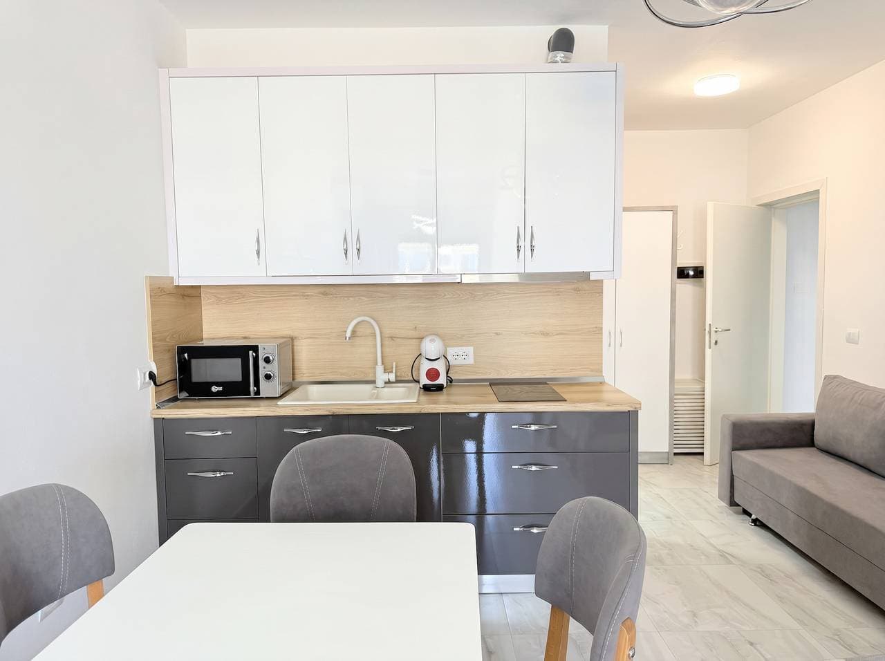 Foto 10 von 33: Ferienwohnung für 8 Personen mit Balkon