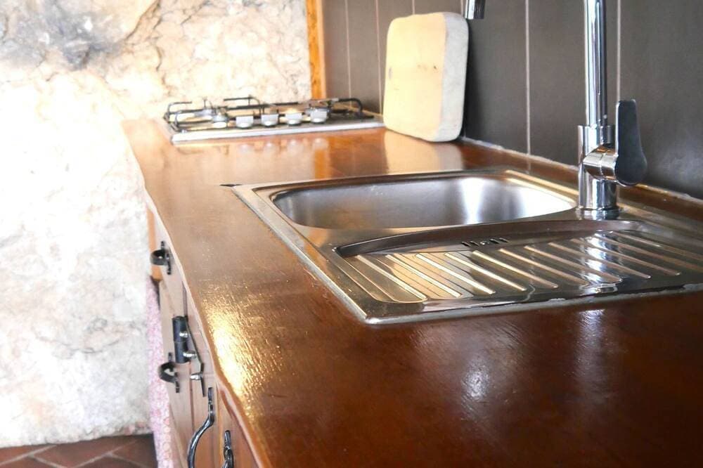 Foto 11 von 16: House for two with a private terrace located directly on the beach, town Hvar