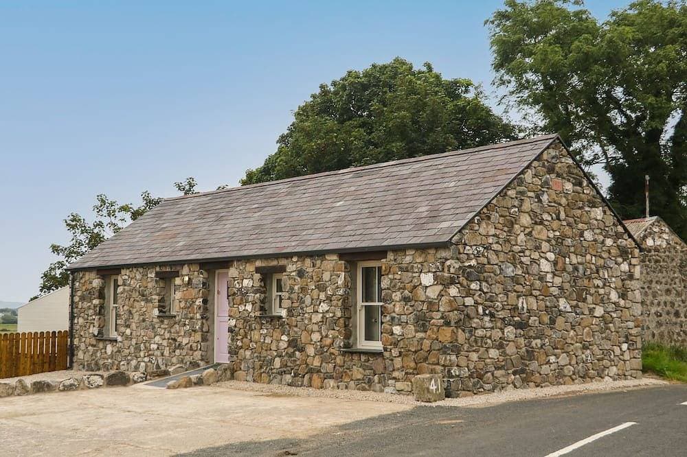 Old Shop Cottage, family friendly, with hot tub in Limavady 1