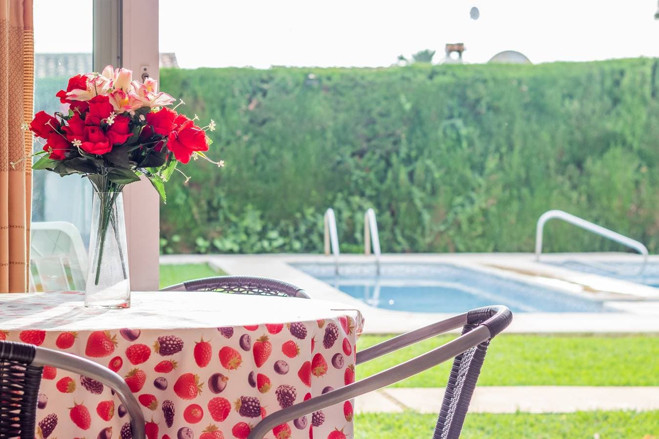 Foto 5 von 22: Gut ausgestatteter 1-Zimmer-Bungalow mit Bergblick, Pool, WLAN und Terrasse