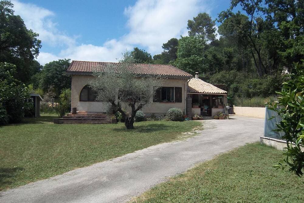 Maison 120 m2 Parking Terrain Plat 1400 m2 et Piscine 8 x 4 Apied du Village 1