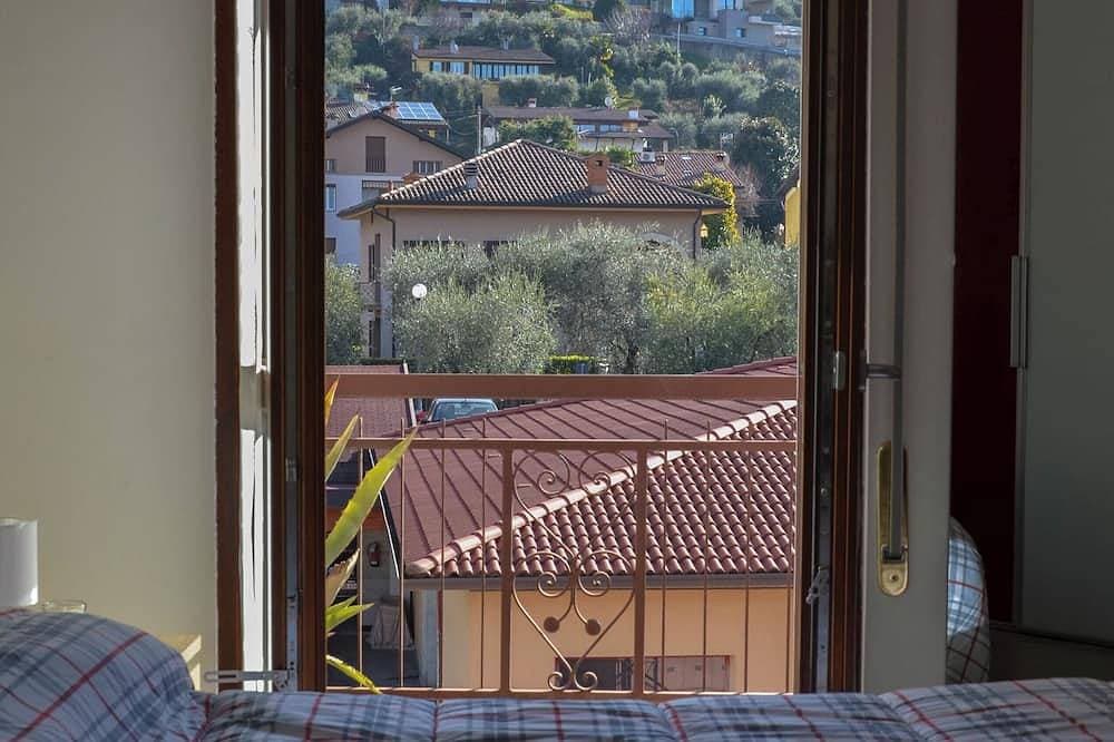 Foto 3 von 22: Just a dip away from Lake Iseo is this beautiful apartment