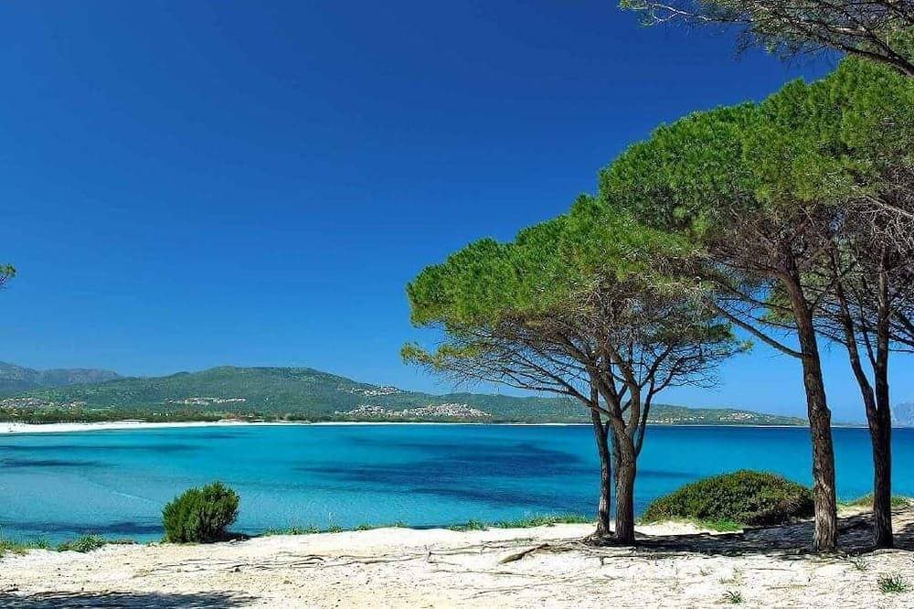 Villa between the hills and the sea 1