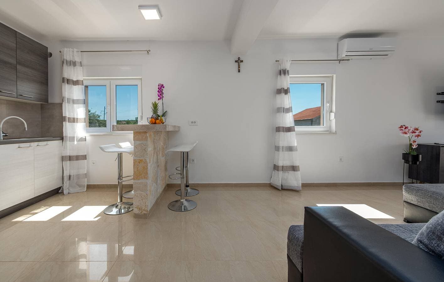 Foto 12 von 29: Urlaub am Meer: Gemütliche Ferienwohnung mit Terrasse, Küche und Parkplatz