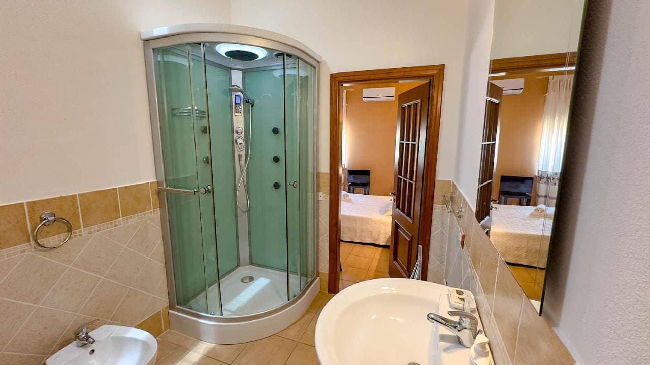 Foto 9 von 16: Double Room with Private Bathroom