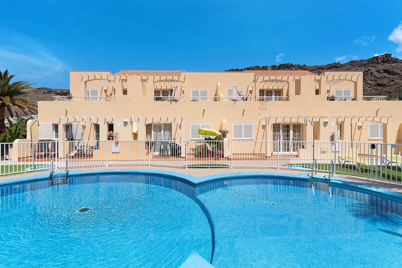 Foto 2 von 26: Ferienwohnung 'Mangueros Suite 36 Puerto de Mogán' mit Bergblick & Gemeinschaftspool