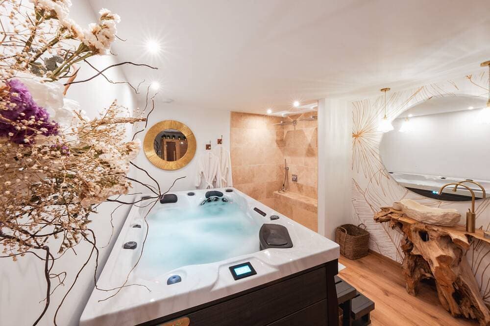 Foto 6 von 17: Viens on S'aime - Suite Avec Jacuzzi et Sauna Privatifs en Sologne
