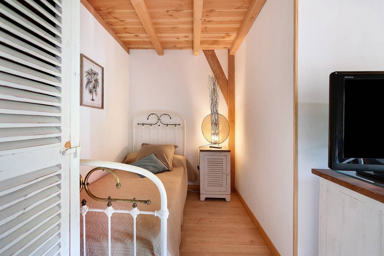 Foto 6 von 25: Gästezimmer Acacia mit gemeinsamer Terrasse und Garten