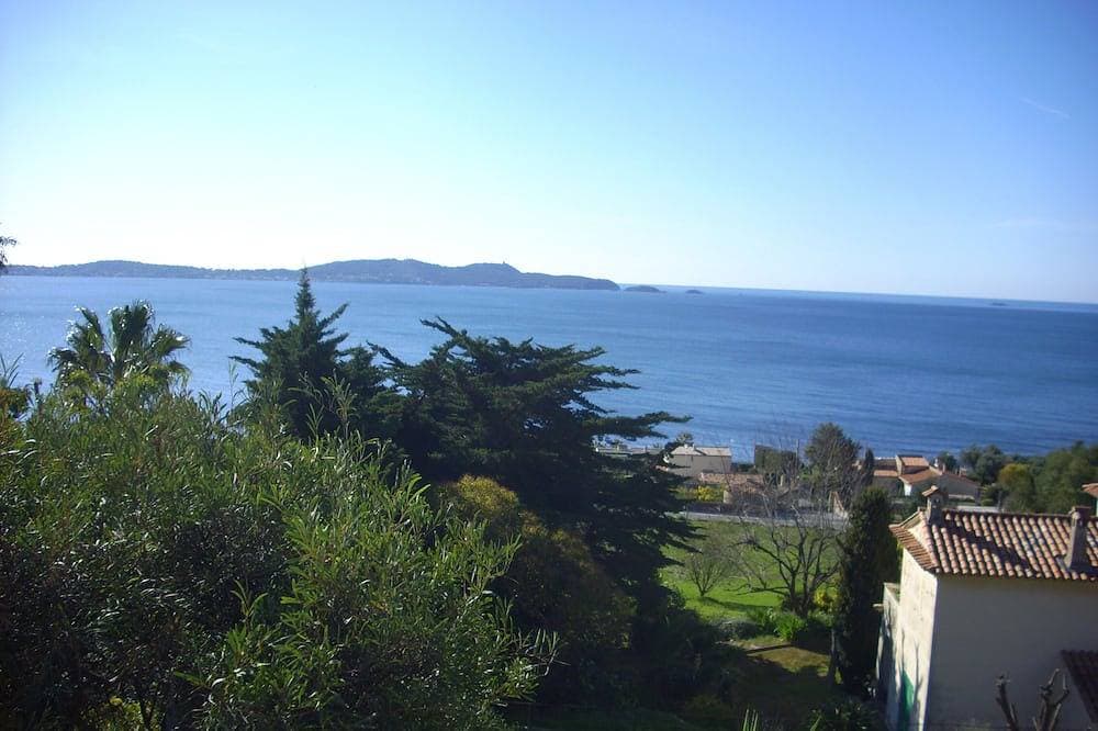Foto 11 von 16: Erdgeschoss der Villa mit Blick auf die Spitze von Giens
