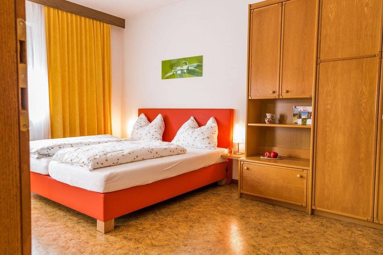 Foto 3 von 12: Einzimmerapartment 'Ferienwohnung Lanz 3' mit Bergblick, Privatem Garten und WLAN