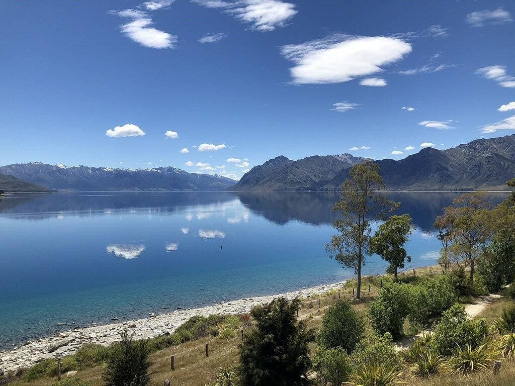 Lake Hawea Lakefront Cabin 1