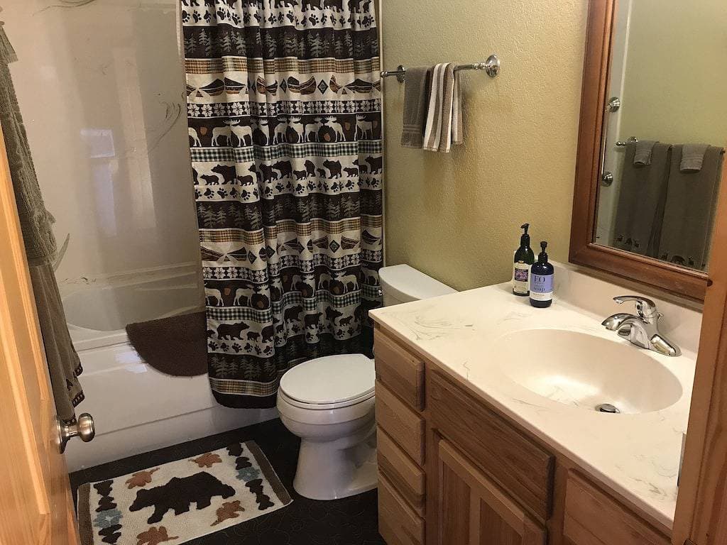 Foto 9 von 13: Mountain Peaks Inn, Bear Mountain Suite, Downtown Hill City
