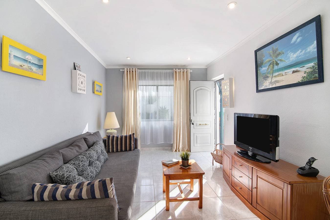 Foto 2 von 23: Ferienwohnung 'Zitronen' mit privater Terrasse, WLAN und Klimaanlage