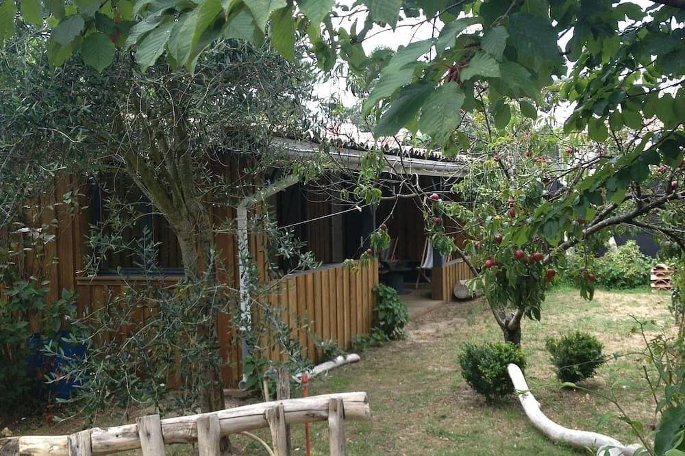 Foto 7 von 23: Schuppen mit überdachter Terrasse und eigenem Garten