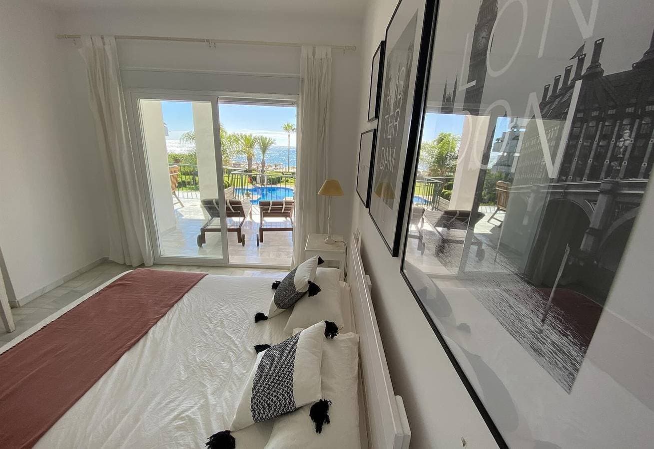 Foto 7 von 18: Frontline Beach Apartment mit Meerblick, Pool, WLAN, Klimaanlage, Terrasse und Garten