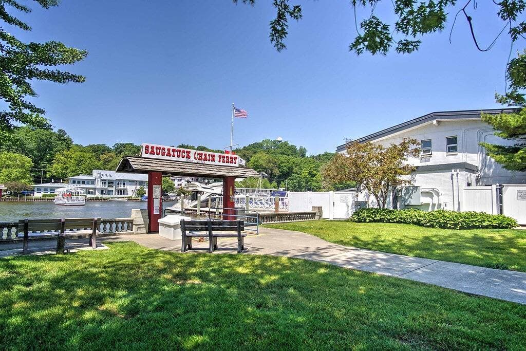 Charming Saugatuck Condo mit eigenem Deck! 1