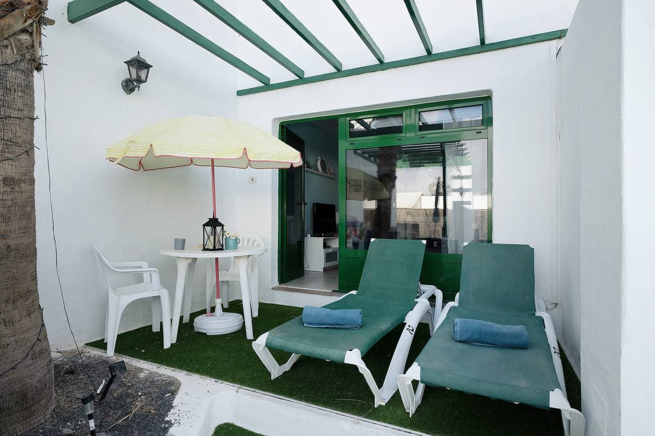 Foto 3 von 27: "Apt 2 Las Palmeras III Lanzarote" mit Meer- und Bergblick, Gemeinschaftspool und privater Terrasse