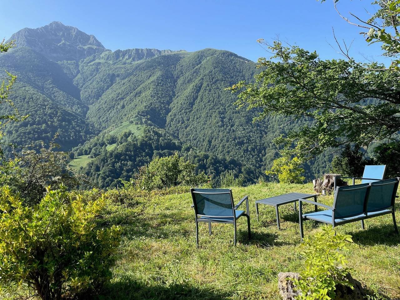 Foto 2 von 27: Ferienhaus 'Ty Sioul - Bergblick' mit Bergpanorama, privater Terrasse und WLAN
